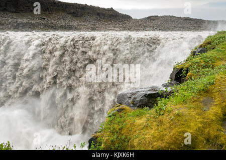 Der Wasserfall Dettifoss, die als die stärkste in Europa, gießt Tonnen schlammigen Wasser in nördlichen Islance Stockfoto