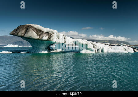 Gruppen der Eisberge treiben auf dem See Lagune durch das Abschmelzen der Gletscher geformt Jokulsarlon Stockfoto