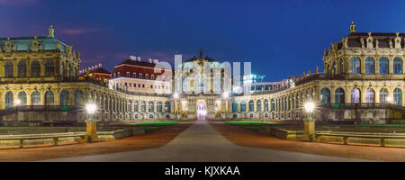 Panorama der Zwinger in der Nacht in Dresden, Deutschland Stockfoto