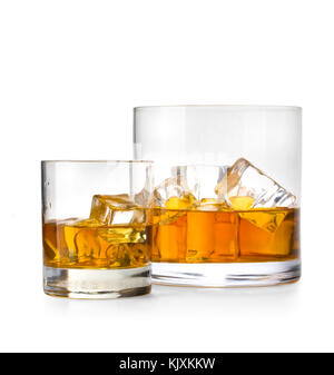 Zwei Gläser Whisky, auf weißem Hintergrund Stockfoto