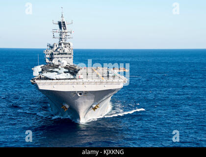 Atlantik (Nov. 26, 2017) Die Amphibious Assault ship USS Iwo Jima (LHD 7) Ansätze der Flotte Auffüllung öler USNS Big Horn (T-AO 198) duri Stockfoto