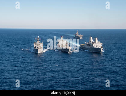 Atlantik (Nov. 26, 2017) Die amphibische Landung dock Schiff USS Oak Hill (LSD 51), links, und die amphibious Transport dock Schiff USS New York (LPD Stockfoto