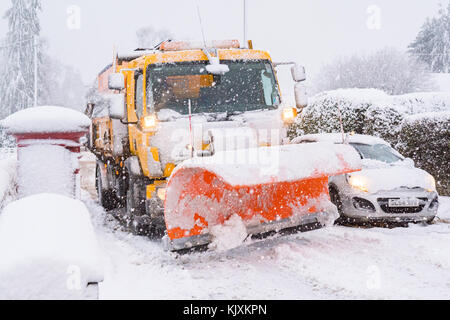 Schneepflug clearing Straße in Schottland, Großbritannien Stockfoto