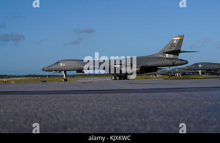 Us Air Force B-1B Lancer an der 37th Expeditionary Bomb Squadron zugeordnet, bereitgestellt von Ellsworth Air Force Base, South Dakota, sitzt auf dem Fliegen Stockfoto