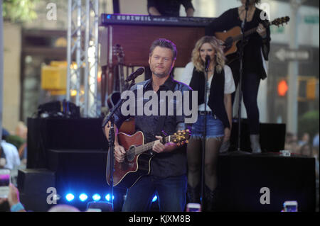 NEW YORK, NY - AUGUST 05: Der Musiker Blake Shelton tritt live auf der Bühne für die Citi Concert Series auf der heutigen NBC Show am Rockefeller Plaza am 5. August 2016 in New York City auf. Personen: Blake Shelton Stockfoto