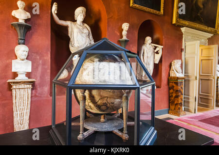 England, West Sussex, Petworth, Petworth House,Galerie, das molyneux Globe Stockfoto