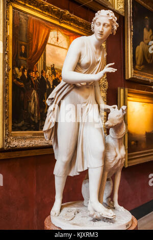 England, West Sussex, Petworth, Petworth House,Galerie, Marmor Statue einer Frau mit Hund Stockfoto