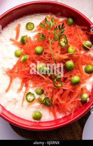 Karotte raita/gajar koshimbir. Es eine Würze vom indischen Subkontinent, mit dahi / Quark zusammen mit roh/gekocht Gemüse gajar Stockfoto