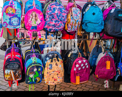 Marktstand wieder ist Weihnachten Neuheit Verkauf bunte Kinder Packs oder Rucksäcke Stockfoto