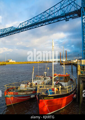 Pensionierte Barnett Klasse Rettungsboot Gordon Cubbin und pensionierte MFV Northumbria günstig auf die T-Stücke in der Nähe von Middlesbrough Transporter Bridge Stockfoto