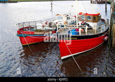 Pensionierte Barnett Klasse Rettungsboot Gordon Cubbin und pensionierte MFV Northumbria günstig auf die T-Stücke in der Nähe von Middlesbrough Transporter Bridge Stockfoto