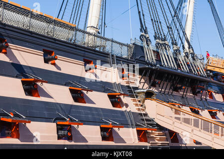 England, Hampshire, Portsmouth, Portsmouth Historic Dockyard, die HMS Victory, Detail der Kanonenluken Stockfoto