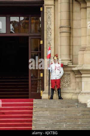 Schutzvorrichtung vor dem Regierungspalast, Lima, Peru Stockfoto