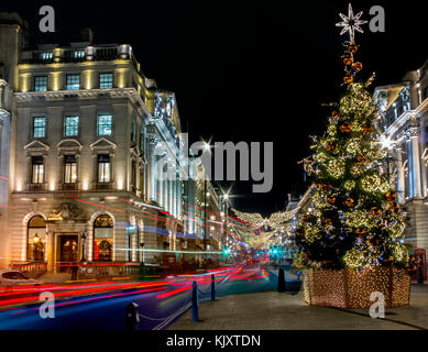 Weihnachtsbeleuchtung und Dekoration in der Regent Street. Stockfoto