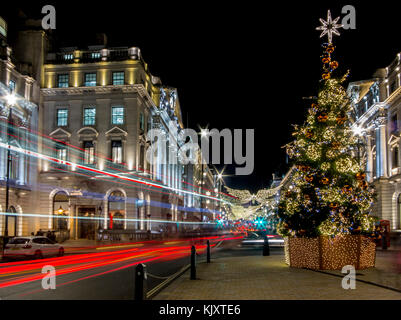Weihnachtsbeleuchtung und Dekoration in der Regent Street. Stockfoto