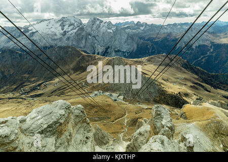 Blick von oben zum Sass Pordoi, Sella Gruppe, Dolomiti, Italien Stockfoto