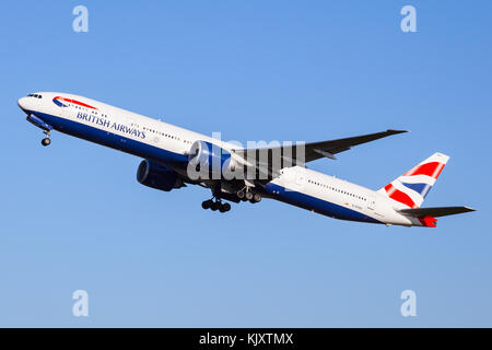 Eine Boeing 777 der Großraumflugzeuge Verkehrsflugzeuge von British Airways, Registrierung G-STBG, Abfahrt des Flughafens Heathrow runway 27L. Stockfoto