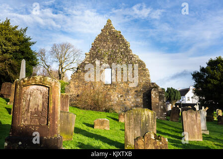 Kirkoswald, Schottland, Großbritannien - 25 November 2017: kirkoswald Kirche Giebelseite und auf dem Friedhof, wo viele der Zeichen in Robert Burn's Gedicht "Tam O' Shanter Stockfoto