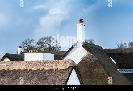 Kirkoswald, Schottland, Großbritannien - 25 November 2017: Die ungewöhnliche Strohdächer Der souter Inn in kirkoswald, berühmt durch den schottischen Dichter Robert Burns. Stockfoto