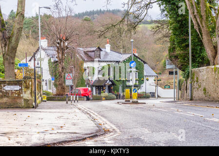 Alloway, Schottland, UK - November 25,2017: Die alten schottischen Stadt alloway mit seinen berühmten Brig O' Doon Hotel und Auld Kirks, Kirchen auf der linken und Stockfoto