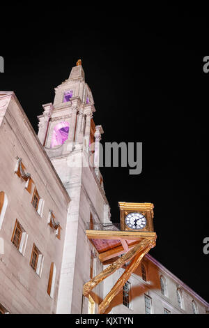 Leeds Civic Hall und Clock bei Nacht beleuchtet. Stockfoto