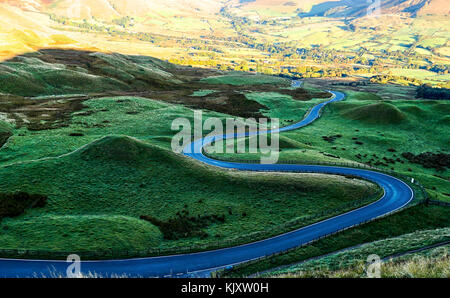 Straße von Mam Tor über das Hope Valley nach Edale im Peak District, Derbyshire Stockfoto