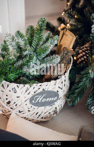 Branchen mit Kegeln im Korb unter Tanne Fichte. Weihnachten und Neujahr Dekoration Karte Stockfoto