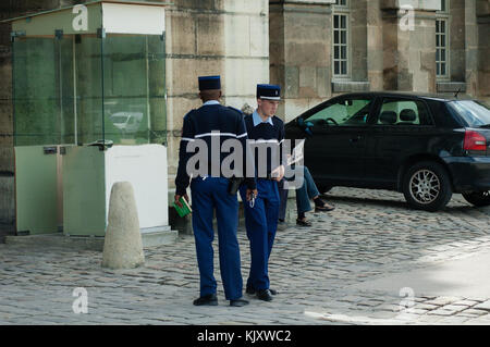 Sicherheitskräfte an der Fassade von Les Invalides in Paris Frankreich Stockfoto