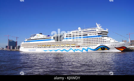 Hamburg, Deutschland - 8. März, 2014: aidasol im Hafen von hambug mit dem berühmten elbphilharmonie im Hintergrund. aidasol ist ein Sphinx klasse Kreuzfahrtschiff, bei der Meyer Werft für AIDA Cruises gebaut, eine von zehn Marken von Carnival Corp gehört Stockfoto