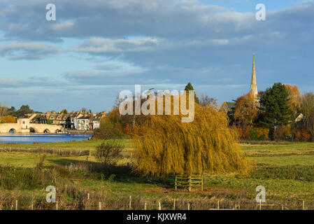 Fluss Great Ouse mit dem mittelalterlichen St Leger Kapellbrücke in St Ives, Cambridgeshire, England, UK. Stockfoto