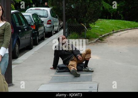 Ältere behinderte Menschen Bettler um Geld bitten auf einer Straße von Paris. Frankreich Stockfoto