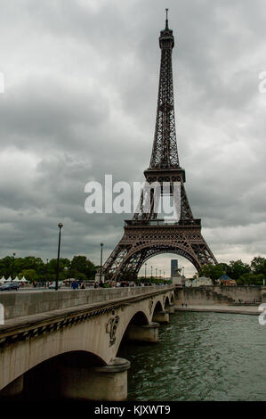 Blick auf den Eiffelturm und Pont d'Iéna Brücke überspannt den Fluss Seine in Paris. Stockfoto