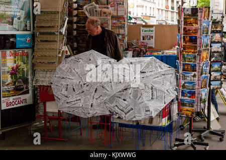 Der Zeitungskiosk verkauft Tageszeitungen, Magazine und Postkarten auf der Straße in Paris Frankreich Stockfoto