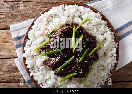 Würzige mongolischen Rind mit Reis close-up auf dem Tisch. horizontal oben Ansicht von oben Stockfoto