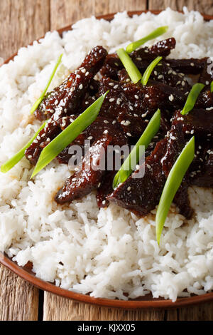 Würzige mongolischen Rind mit Reis close-up auf dem Tisch. Vertikale Stockfoto