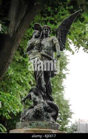 Statue des Hl. Michael auf dem Friedhof Père Lachaise in Paris, Frankreich Stockfoto