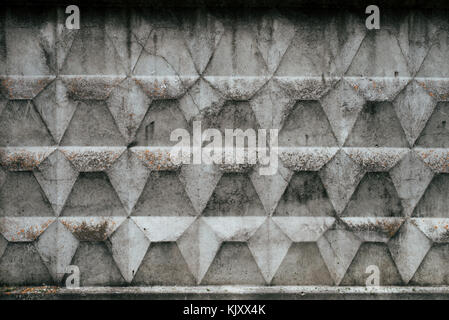 Beton Zaun, alte Mauer mit Schlamm aus dem Regen fallen, Herbst Hintergrund. Rohe Beton mit einem Muster. Stockfoto