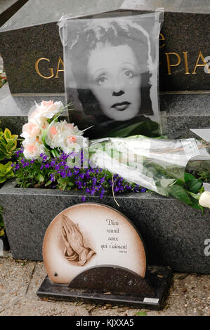 Bild auf einem Grab von édith Piaf ein französischer Sänger, Songwriter, und Schauspielerin am Friedhof Père Lachaise, Paris, Frankreich Stockfoto