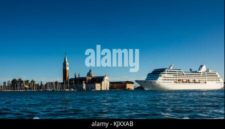 Passagiere die Decks wie das Sirena Kreuzfahrt Schiff fährt zwischen San Giorgio maggiorre und Venedig am 12. September 2017. Stockfoto