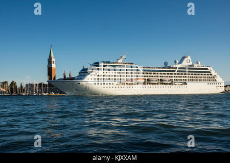 Passagiere die Decks wie das Sirena Kreuzfahrt Schiff fährt zwischen San Giorgio maggiorre und Venedig am 12. September 2017. Stockfoto