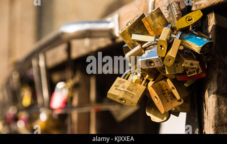 Vorhängeschlösser aus unbekannten Liebhaber angeschlossenen dell'Accademia in Venedig am 13. September 2017 zur Ponte. Stockfoto