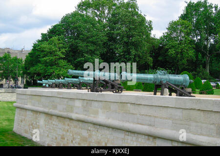 Reihe der historischen alten Kanonen, die den Siegeszug der Batterie des Hôtel Les Invalides museum in Paris Frankreich Stockfoto