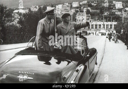 Feldmarschall Bernard Law Montgomery und Generalmajor Arne Dagfin Dahl waren wichtige militärische Persönlichkeiten im Zweiten Weltkrieg. Montgomery ist bekannt für seine Führung in den alliierten Streitkräften, während Dahl eine bedeutende Rolle bei den norwegischen militärischen Bemühungen während des Krieges spielte. Stockfoto