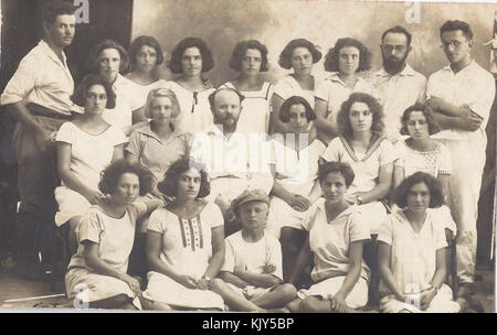 Sh. Z Pugachov unter einer Gruppe von Schülerinnen und Lehrerinnen Zvi Zohar, Arieh Allweil und Dov Yoffe in Kfar Yeladim Stockfoto