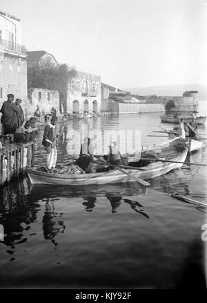 Nördlichen Ansichten. Boot mit Fisch gefüllt. Tiberias. 1900 1920. Matson.Right Stockfoto