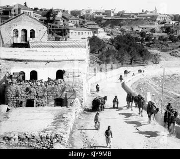 Dieses Foto, das zwischen 1898 und 1907 aufgenommen wurde, zeigt die erste Ansicht Jerusalems von Süden. Es fängt die Landschaft der Stadt und die berühmten Wahrzeichen ein und bietet einen historischen Einblick in das Erscheinungsbild Jerusalems um die Jahrhundertwende. Stockfoto