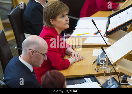 Politiker nehmen an den Fragen des schottischen Ersten Ministers in Holyrood in Edinburgh Teil. Mit: Nicola Sturgeon Wo: Edinburgh, Großbritannien Wann: 26 Okt 2017 Credit: Euan Cherry/WENN.com Stockfoto