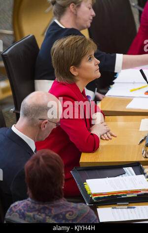 Politiker nehmen an den Fragen des schottischen Ersten Ministers in Holyrood in Edinburgh Teil. Mit: Nicola Sturgeon Wo: Edinburgh, Großbritannien Wann: 26 Okt 2017 Credit: Euan Cherry/WENN.com Stockfoto