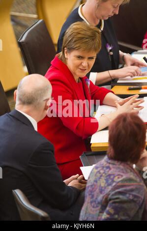 Politiker nehmen an den Fragen des schottischen Ersten Ministers in Holyrood in Edinburgh Teil. Mit: Nicola Sturgeon Wo: Edinburgh, Großbritannien Wann: 26 Okt 2017 Credit: Euan Cherry/WENN.com Stockfoto