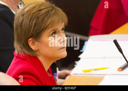 Politiker nehmen an den Fragen des schottischen Ersten Ministers in Holyrood in Edinburgh Teil. Mit: Nicola Sturgeon Wo: Edinburgh, Großbritannien Wann: 26 Okt 2017 Credit: Euan Cherry/WENN.com Stockfoto